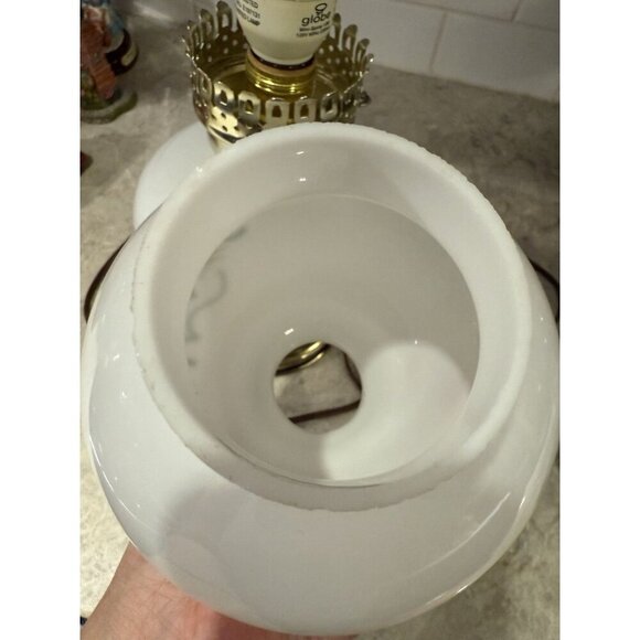 Vintage Milk glass electric hurricane lamp with brass base and floral motifs. - Picture 15 of 16